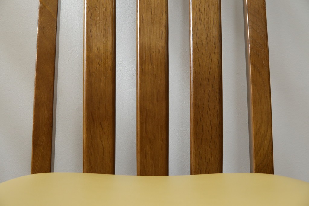 中古　マルニ木工(MARUNI)　ナラ材　本革　背もたれの曲線が美しいダイニングチェア4脚セット　(R-085704)