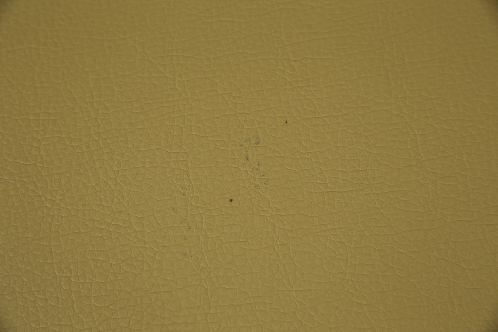 中古　マルニ木工(MARUNI)　ナラ材　本革　背もたれの曲線が美しいダイニングチェア4脚セット　(R-085704)