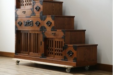 中古　美品　ニレ無垢材　格子意匠と金具装飾が美しい両面使いできる階段箪笥　(R-085708)