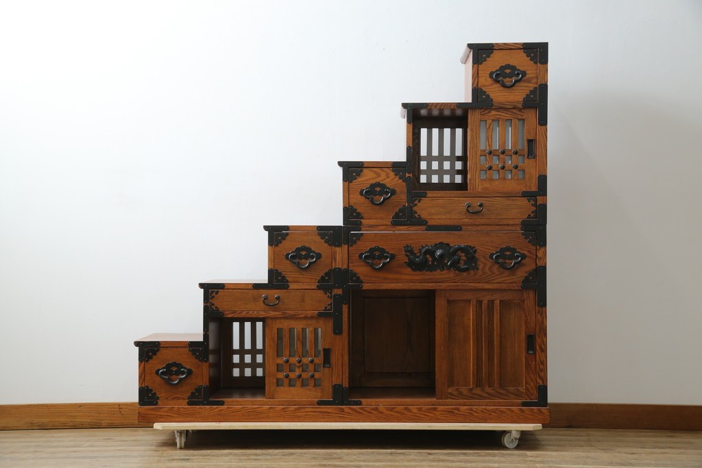 中古　美品　ニレ無垢材　格子意匠と金具装飾が美しい両面使いできる階段箪笥　(R-085708)