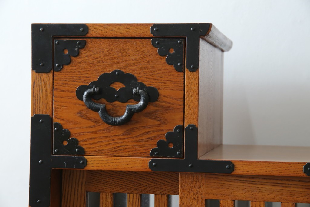 中古　美品　ニレ無垢材　格子意匠と金具装飾が美しい両面使いできる階段箪笥　(R-085708)