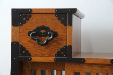 中古　美品　ニレ無垢材　格子意匠と金具装飾が美しい両面使いできる階段箪笥　(R-085708)