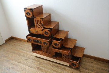 中古　美品　ニレ無垢材　格子意匠と金具装飾が美しい両面使いできる階段箪笥　(R-085708)