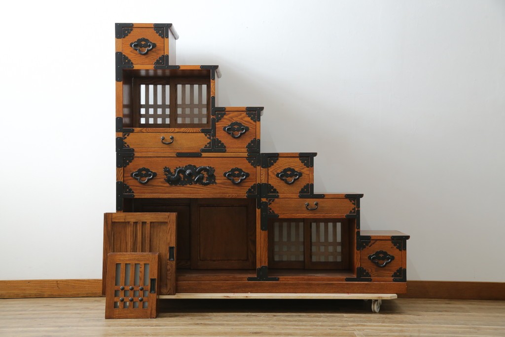 中古　美品　ニレ無垢材　格子意匠と金具装飾が美しい両面使いできる階段箪笥　(R-085708)