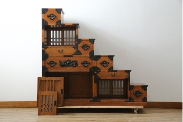 中古　美品　ニレ無垢材　格子意匠と金具装飾が美しい両面使いできる階段箪笥　(R-085708)