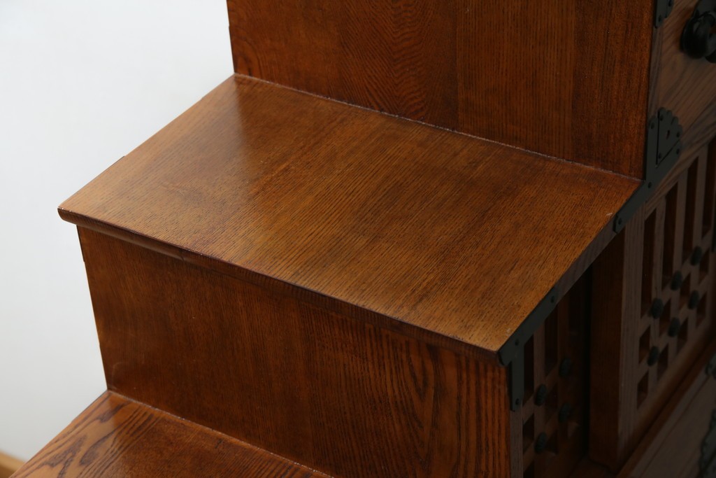 中古　美品　ニレ無垢材　格子意匠と金具装飾が美しい両面使いできる階段箪笥　(R-085708)