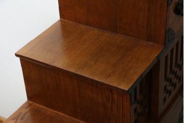 中古　美品　ニレ無垢材　格子意匠と金具装飾が美しい両面使いできる階段箪笥　(R-085708)