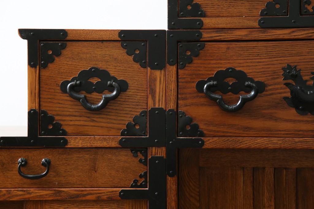 中古　美品　ニレ無垢材　格子意匠と金具装飾が美しい両面使いできる階段箪笥　(R-085708)