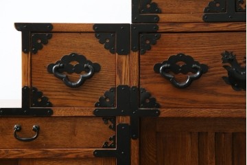 中古　美品　ニレ無垢材　格子意匠と金具装飾が美しい両面使いできる階段箪笥　(R-085708)