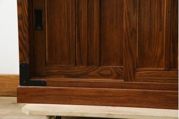 中古　美品　ニレ無垢材　格子意匠と金具装飾が美しい両面使いできる階段箪笥　(R-085708)