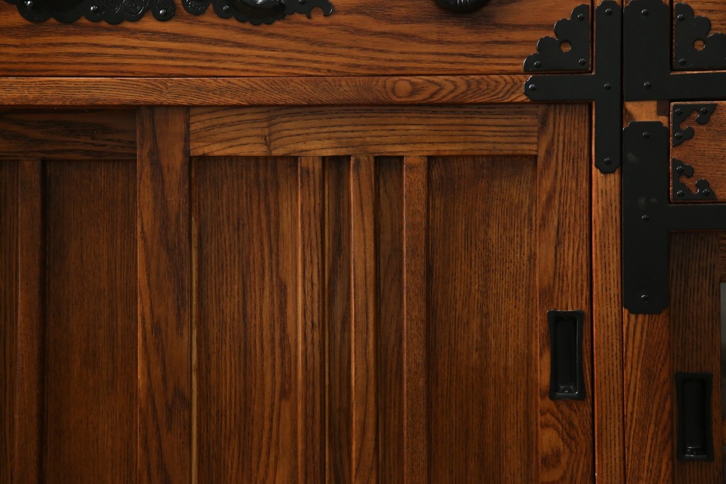 中古　美品　ニレ無垢材　格子意匠と金具装飾が美しい両面使いできる階段箪笥　(R-085708)