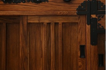 中古　美品　ニレ無垢材　格子意匠と金具装飾が美しい両面使いできる階段箪笥　(R-085708)