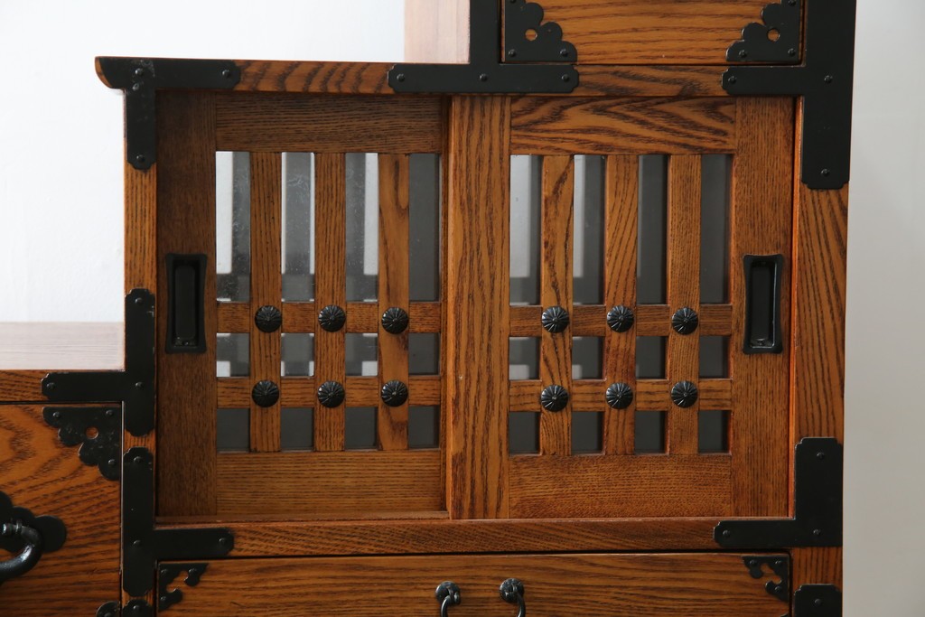 中古　美品　ニレ無垢材　格子意匠と金具装飾が美しい両面使いできる階段箪笥　(R-085708)