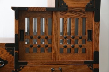 中古　美品　ニレ無垢材　格子意匠と金具装飾が美しい両面使いできる階段箪笥　(R-085708)