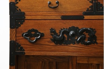 中古　美品　ニレ無垢材　格子意匠と金具装飾が美しい両面使いできる階段箪笥　(R-085708)