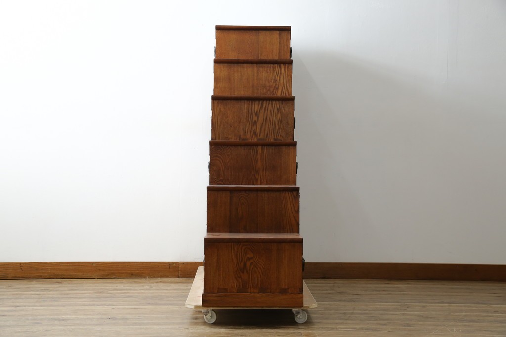 中古　美品　ニレ無垢材　格子意匠と金具装飾が美しい両面使いできる階段箪笥　(R-085708)