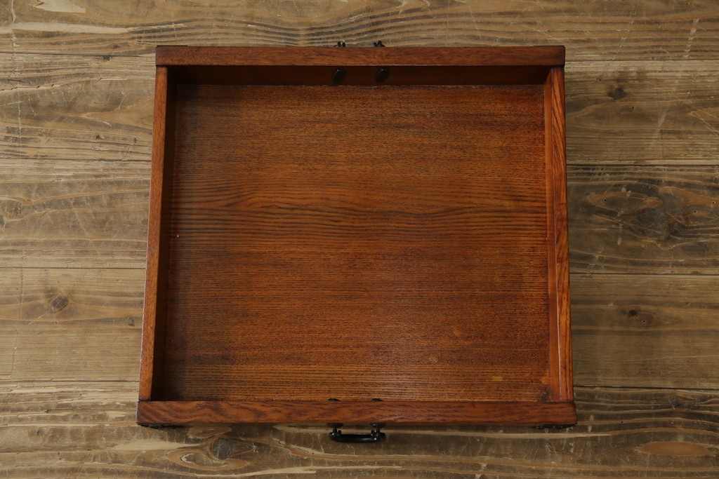 中古　美品　ニレ無垢材　格子意匠と金具装飾が美しい両面使いできる階段箪笥　(R-085708)