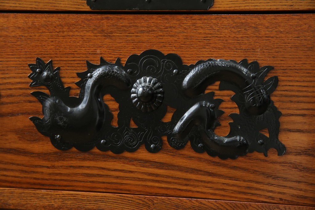 中古　美品　ニレ無垢材　格子意匠と金具装飾が美しい両面使いできる階段箪笥　(R-085708)