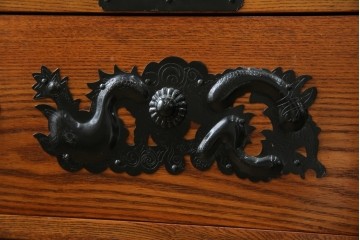 中古　美品　ニレ無垢材　格子意匠と金具装飾が美しい両面使いできる階段箪笥　(R-085708)