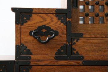 中古　美品　ニレ無垢材　格子意匠と金具装飾が美しい両面使いできる階段箪笥　(R-085708)