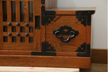 中古　美品　ニレ無垢材　格子意匠と金具装飾が美しい両面使いできる階段箪笥　(R-085708)