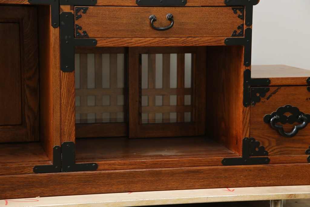 中古　美品　ニレ無垢材　格子意匠と金具装飾が美しい両面使いできる階段箪笥　(R-085708)