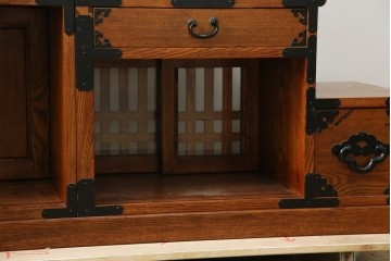中古　美品　ニレ無垢材　格子意匠と金具装飾が美しい両面使いできる階段箪笥　(R-085708)