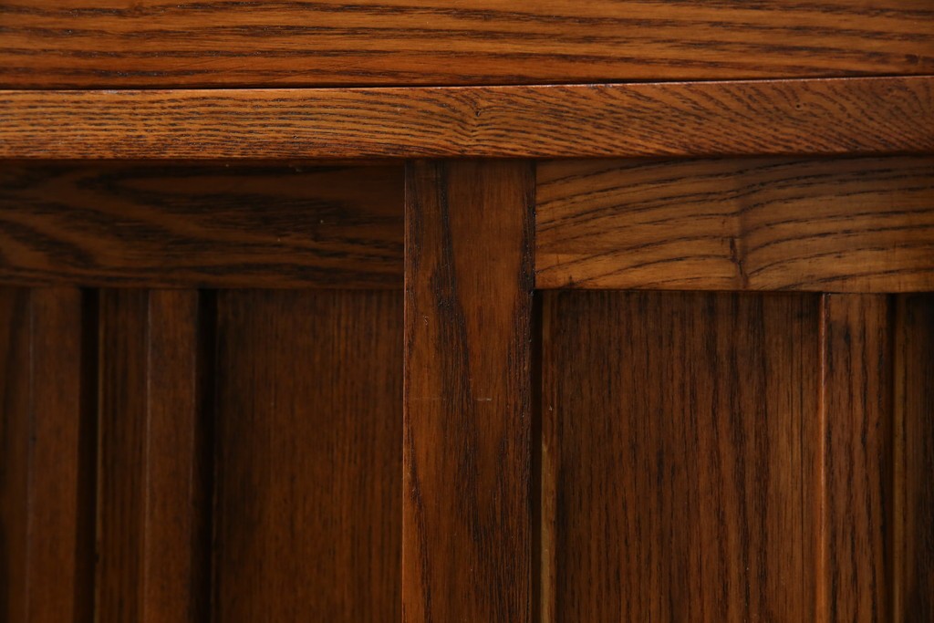 中古　美品　ニレ無垢材　格子意匠と金具装飾が美しい両面使いできる階段箪笥　(R-085708)