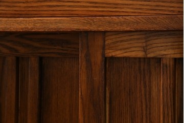 中古　美品　ニレ無垢材　格子意匠と金具装飾が美しい両面使いできる階段箪笥　(R-085708)