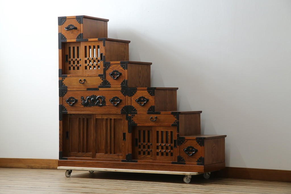 中古　美品　ニレ無垢材　格子意匠と金具装飾が美しい両面使いできる階段箪笥　(R-085708)