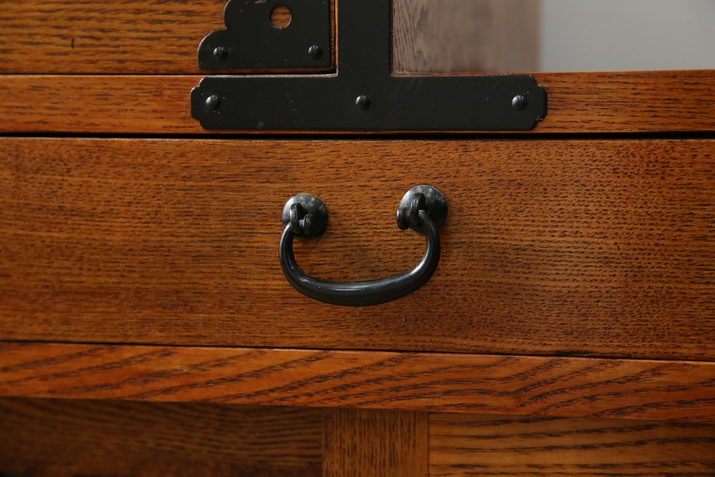 中古　美品　ニレ無垢材　格子意匠と金具装飾が美しい両面使いできる階段箪笥　(R-085708)