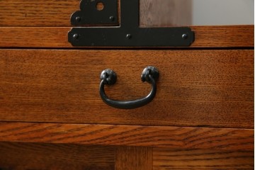 中古　美品　ニレ無垢材　格子意匠と金具装飾が美しい両面使いできる階段箪笥　(R-085708)