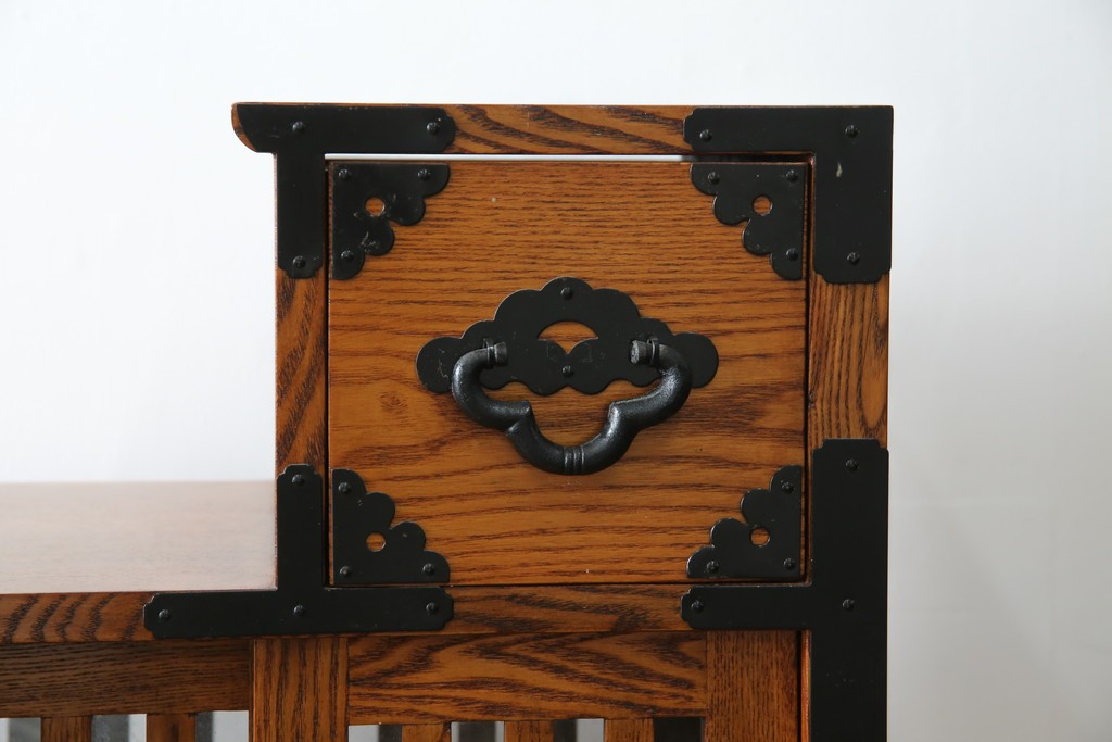 中古　美品　ニレ無垢材　格子意匠と金具装飾が美しい両面使いできる階段箪笥　(R-085708)