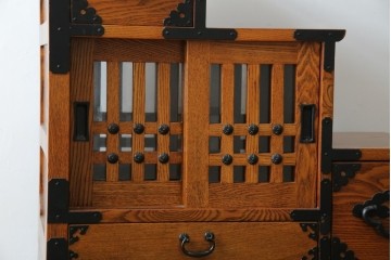 中古　美品　ニレ無垢材　格子意匠と金具装飾が美しい両面使いできる階段箪笥　(R-085708)