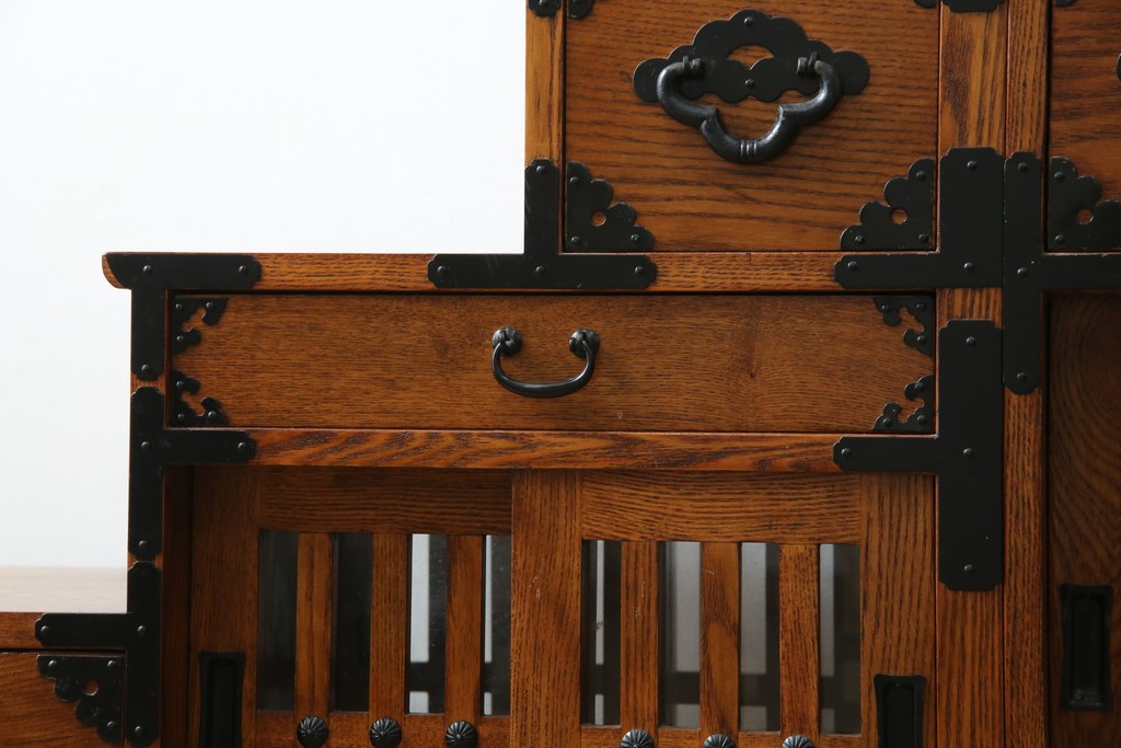 中古　美品　ニレ無垢材　格子意匠と金具装飾が美しい両面使いできる階段箪笥　(R-085708)