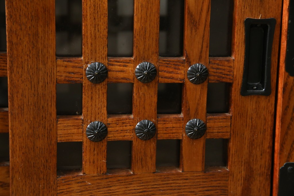 中古　美品　ニレ無垢材　格子意匠と金具装飾が美しい両面使いできる階段箪笥　(R-085708)