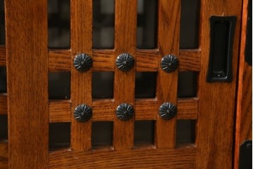 中古　美品　ニレ無垢材　格子意匠と金具装飾が美しい両面使いできる階段箪笥　(R-085708)