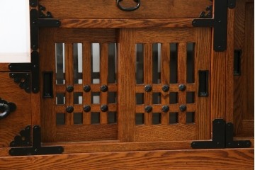 中古　美品　ニレ無垢材　格子意匠と金具装飾が美しい両面使いできる階段箪笥　(R-085708)