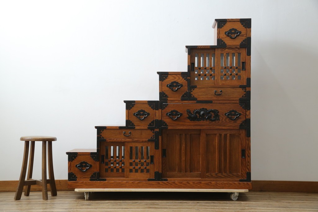 中古　美品　ニレ無垢材　格子意匠と金具装飾が美しい両面使いできる階段箪笥　(R-085708)