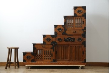 中古　美品　ニレ無垢材　格子意匠と金具装飾が美しい両面使いできる階段箪笥　(R-085708)