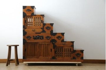 中古　美品　ニレ無垢材　格子意匠と金具装飾が美しい両面使いできる階段箪笥　(R-085708)