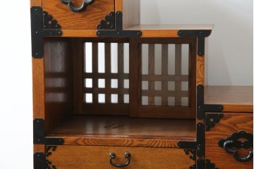 中古　美品　ニレ無垢材　格子意匠と金具装飾が美しい両面使いできる階段箪笥　(R-085708)