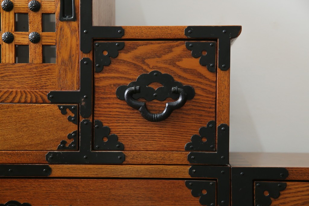 中古　美品　ニレ無垢材　格子意匠と金具装飾が美しい両面使いできる階段箪笥　(R-085708)