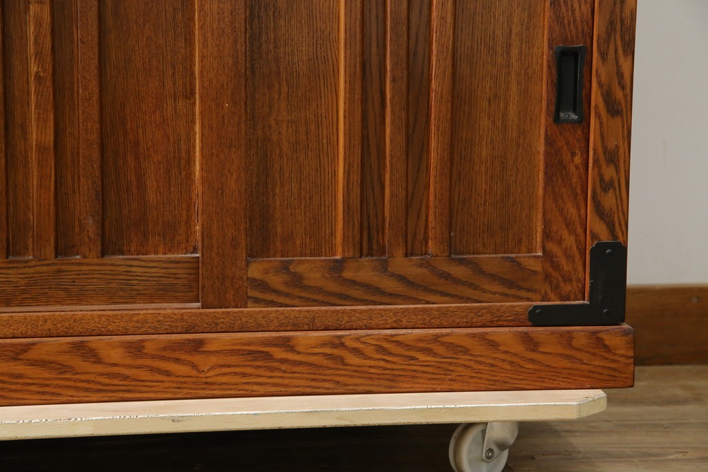 中古　美品　ニレ無垢材　格子意匠と金具装飾が美しい両面使いできる階段箪笥　(R-085708)