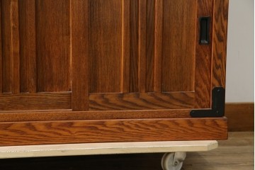 中古　美品　ニレ無垢材　格子意匠と金具装飾が美しい両面使いできる階段箪笥　(R-085708)