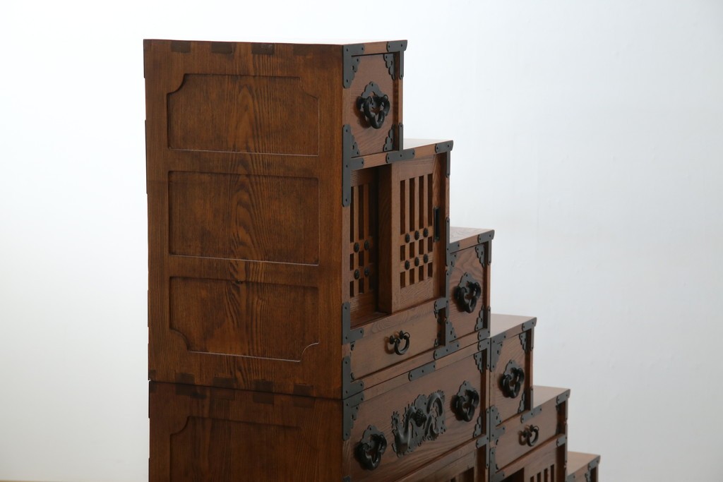 中古　美品　ニレ無垢材　格子意匠と金具装飾が美しい両面使いできる階段箪笥　(R-085708)