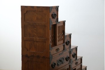 中古　美品　ニレ無垢材　格子意匠と金具装飾が美しい両面使いできる階段箪笥　(R-085708)