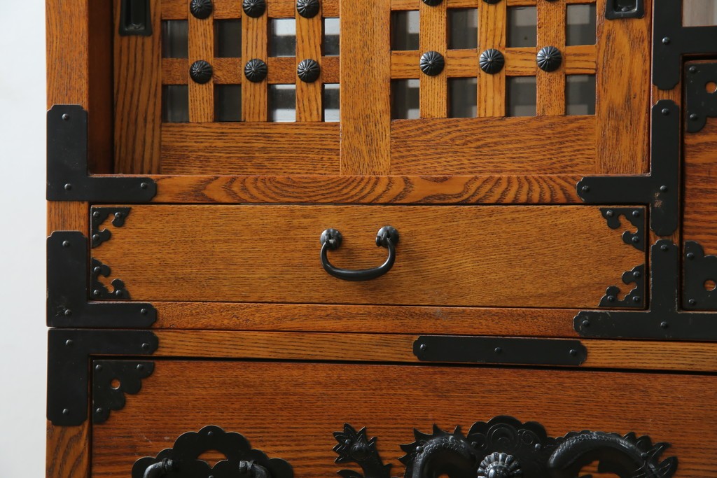 中古　美品　ニレ無垢材　格子意匠と金具装飾が美しい両面使いできる階段箪笥　(R-085708)