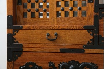 中古　美品　ニレ無垢材　格子意匠と金具装飾が美しい両面使いできる階段箪笥　(R-085708)