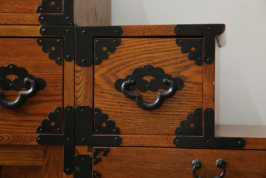 中古　美品　ニレ無垢材　格子意匠と金具装飾が美しい両面使いできる階段箪笥　(R-085708)